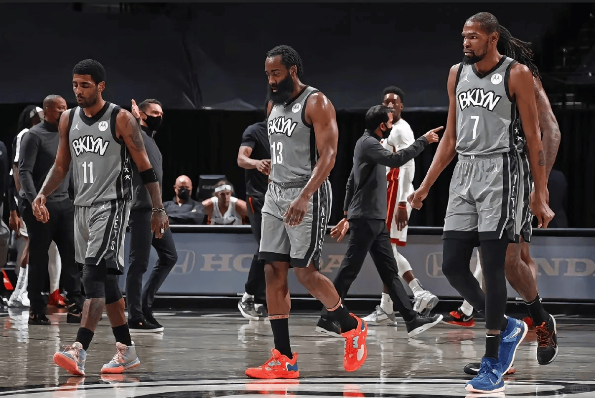 九游官方网站-杜兰特重返赛场，刷新纪录首场状态出色，篮网观众沸腾！赛场气氛高涨-九游官方网站